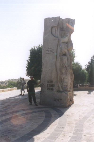 Pamiątka wizyty Jana Pawła II na górze Nebo w 2000 r.

