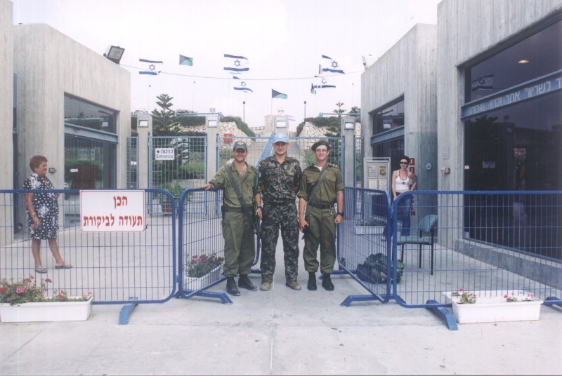 Przed wejściem do muzeum z izraelskimi żołnierzami
