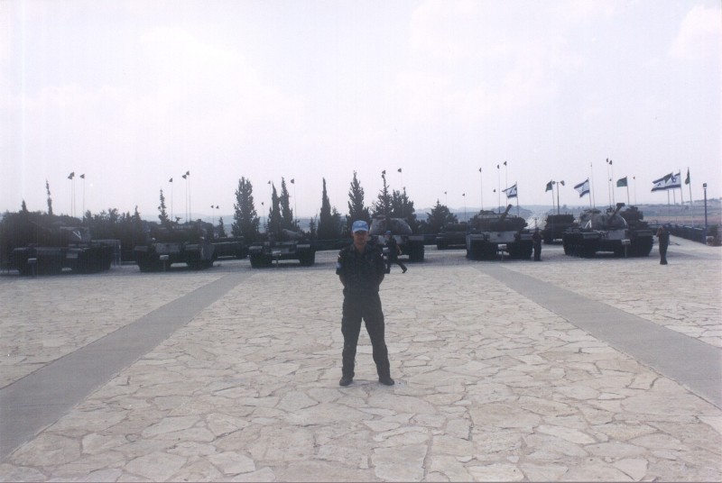 Dziedziniec muzeum z różnymi typami czołgów, które były lub są używane w Izraelu
