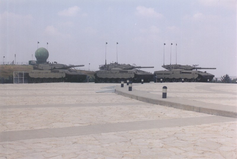 Dziedziniec muzeum z różnymi typami czołgów, które były lub są używane w Izraelu

