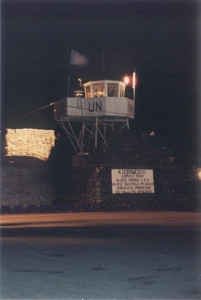 Wieża na pozycji głównej nocą
