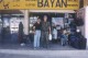 Z Bayanem przed jego sklepem
